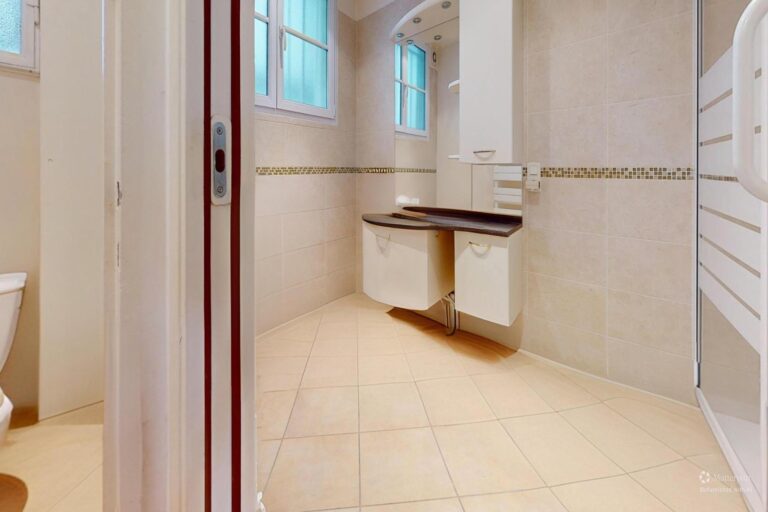 Art-Deco-Bathroom-Defurnished_resized